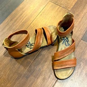 OTBT leather strappy sandals sz 7.5